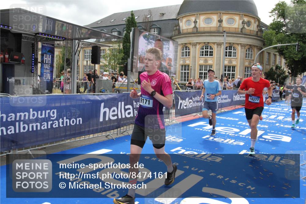 29.06.2025 - hella hamburg halbmarathon Michael Strokosch http://msf.ph/oto/8474161 29.06.2025 10:37:53 Ziel 1615, 2196, 2404, 9171, 13148, 18103, 18276, 18277, 18529 meine-sportfotos.de
