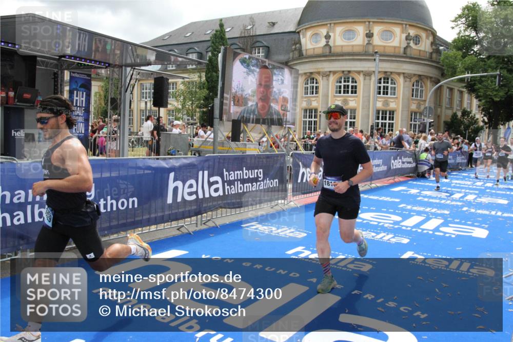 29.06.2025 - hella hamburg halbmarathon Michael Strokosch http://msf.ph/oto/8474300 29.06.2025 10:37:58 Ziel 3480, 3530, 7229, 9643, 10793, 13900, 15303, 18103, 18529 meine-sportfotos.de