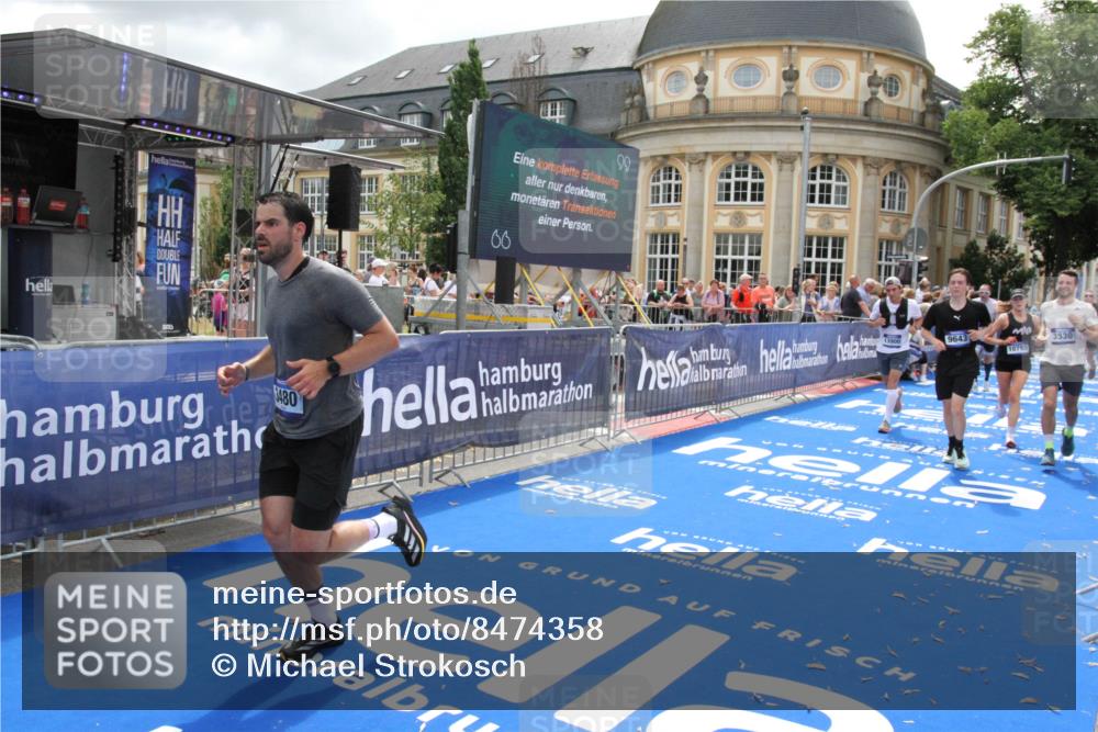 29.06.2025 - hella hamburg halbmarathon Michael Strokosch http://msf.ph/oto/8474358 29.06.2025 10:38:01 Ziel 3480, 3530, 7229, 9643, 10793, 11952, 12915, 13900, 15303, 16698, 18103 meine-sportfotos.de
