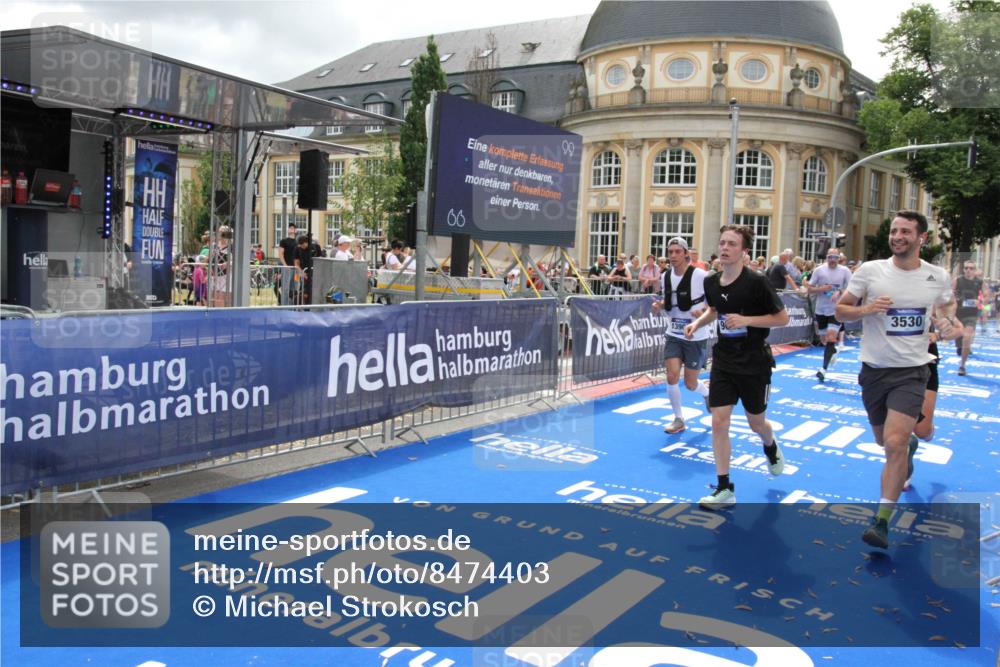29.06.2025 - hella hamburg halbmarathon Michael Strokosch http://msf.ph/oto/8474403 29.06.2025 10:38:02 Ziel 3480, 3530, 7229, 8091, 9643, 10793, 11049, 11952, 12915, 13900, 15303, 16698 meine-sportfotos.de
