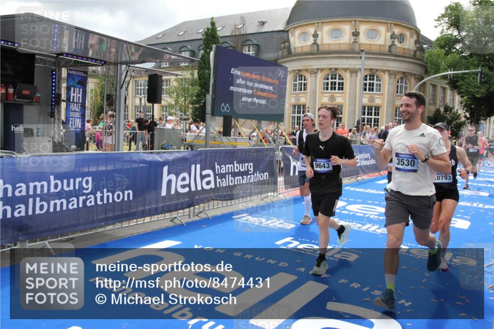 29.06.2025 - hella hamburg halbmarathon Michael Strokosch http://msf.ph/oto/8474431 29.06.2025 10:38:03 Ziel 3480, 3530, 7229, 8091, 9643, 9944, 10793, 11049, 11952, 12915, 13900, 14274, 15303, 16698 meine-sportfotos.de