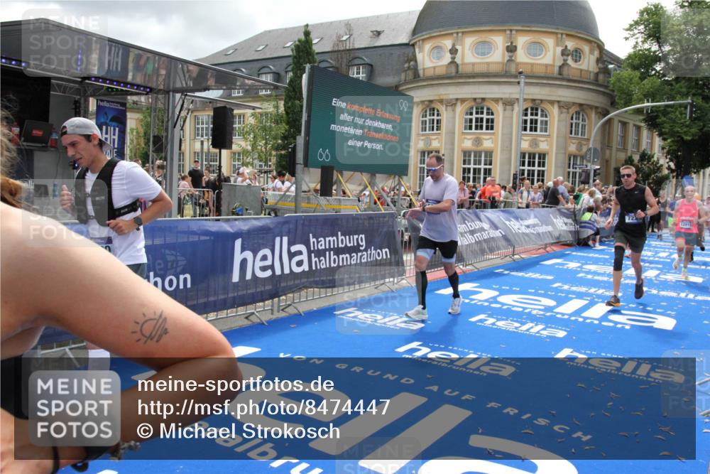 29.06.2025 - hella hamburg halbmarathon Michael Strokosch http://msf.ph/oto/8474447 29.06.2025 10:38:04 Ziel 3530, 7229, 8091, 9643, 9944, 10793, 11049, 11952, 12915, 13900, 14274, 15303, 16698 meine-sportfotos.de