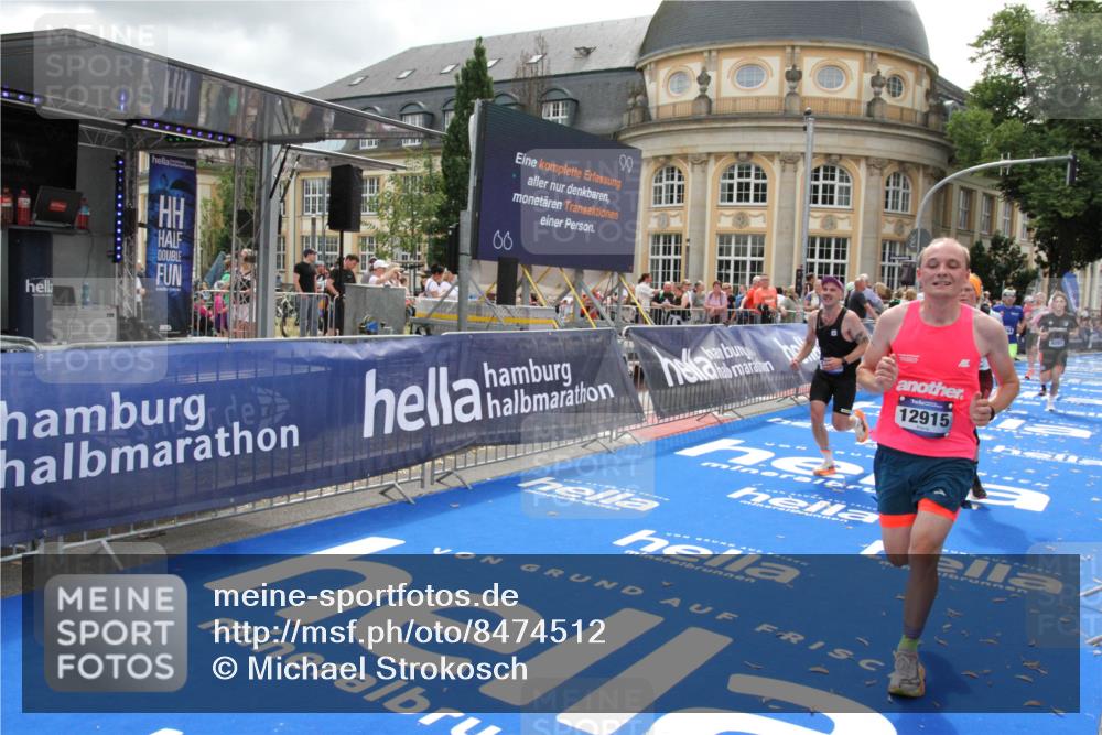 29.06.2025 - hella hamburg halbmarathon Michael Strokosch http://msf.ph/oto/8474512 29.06.2025 10:38:06 Ziel 7229, 8091, 9944, 11049, 11952, 12915, 13900, 14274, 15303, 15382, 16698 meine-sportfotos.de