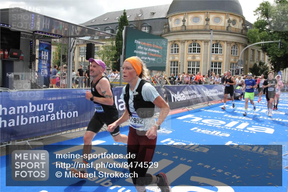 29.06.2025 - hella hamburg halbmarathon Michael Strokosch http://msf.ph/oto/8474529 29.06.2025 10:38:07 Ziel 7229, 8091, 9944, 11049, 11952, 12915, 14274, 15303, 15382, 16698, 17623 meine-sportfotos.de