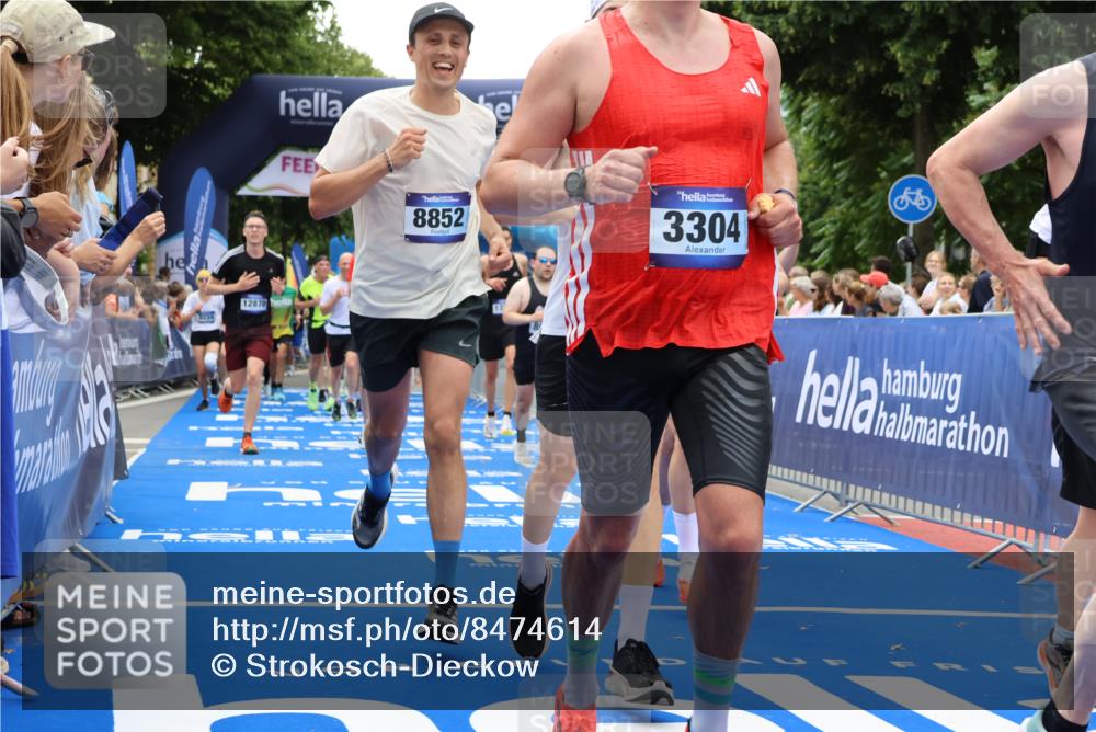 29.06.2025 - hella hamburg halbmarathon Strokosch-Dieckow http://msf.ph/oto/8474614 29.06.2025 10:47:29 Ziel 51, 1012, 1070, 1320, 1592, 1696, 2274, 2284, 2839, 2869, 2953, 3304, 5532, 5650, 5889, 6009, 8023, 8234, 8693, 8852, 8927, 9305, 10423, 10969, 11021, 11077, 11491, 12870, 13223, 13303, 14618, 14619, 15350, 15451, 15479, 15923, 16819, 17846, 17905, 18104, 18758, 18970, 18974, 19181 meine-sportfotos.de