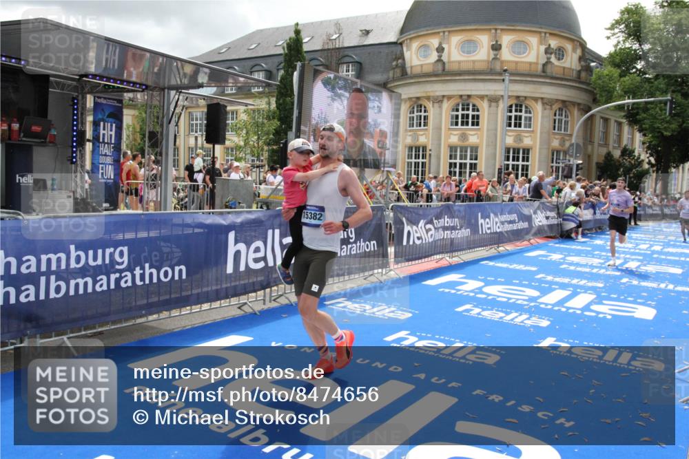 29.06.2025 - hella hamburg halbmarathon Michael Strokosch http://msf.ph/oto/8474656 29.06.2025 10:38:11 Ziel 5091, 8091, 9944, 11049, 14274, 15382, 17623, 18986 meine-sportfotos.de
