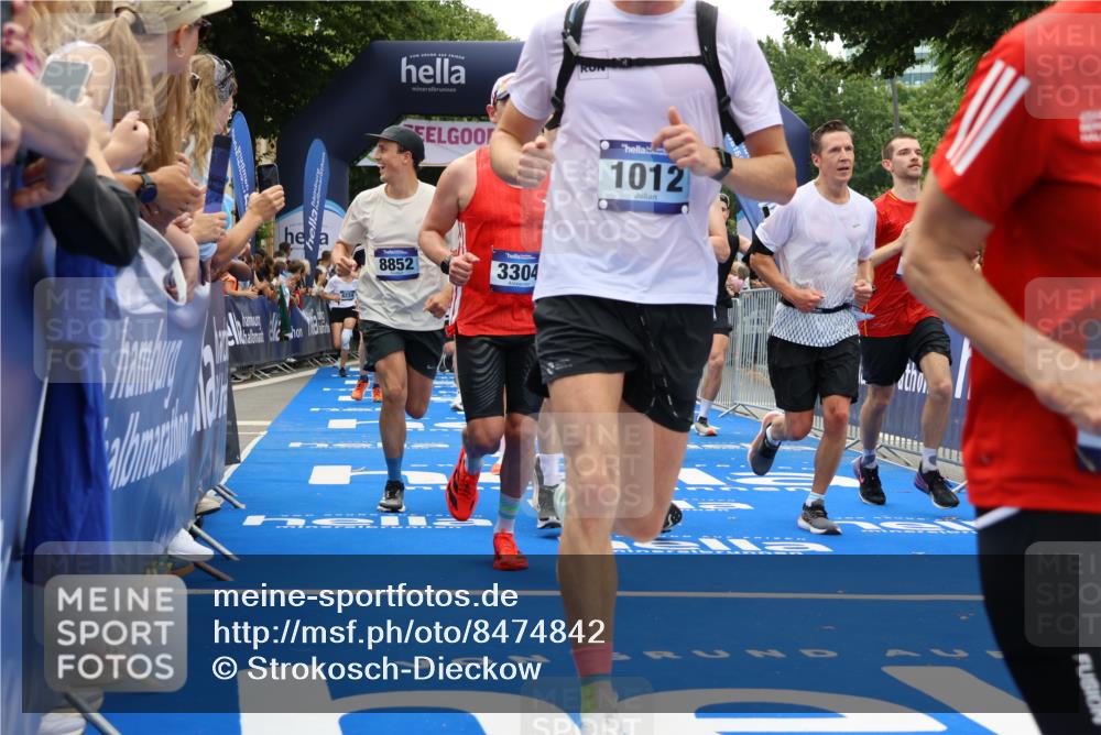 29.06.2025 - hella hamburg halbmarathon Strokosch-Dieckow http://msf.ph/oto/8474842 29.06.2025 10:47:28 Ziel 51, 1012, 1070, 1320, 1592, 1696, 2274, 2284, 2839, 2869, 2953, 3304, 5532, 5650, 5889, 6009, 8023, 8234, 8693, 8852, 8927, 9305, 10423, 10969, 11021, 11077, 11491, 12870, 13223, 13303, 14619, 15350, 15451, 15479, 15923, 16089, 16819, 17846, 17905, 18104, 18758, 18974, 19181 meine-sportfotos.de