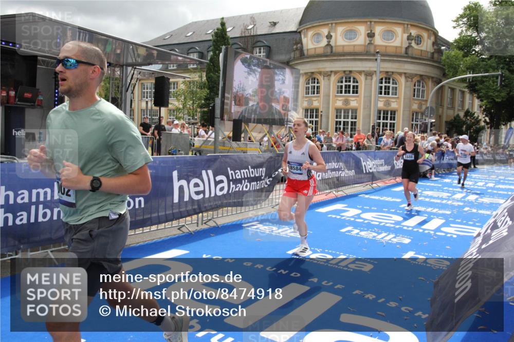 29.06.2025 - hella hamburg halbmarathon Michael Strokosch http://msf.ph/oto/8474918 29.06.2025 10:38:21 Ziel 1042, 1688, 2849, 3431, 6095, 7110, 7743, 8002, 14688, 18584 meine-sportfotos.de