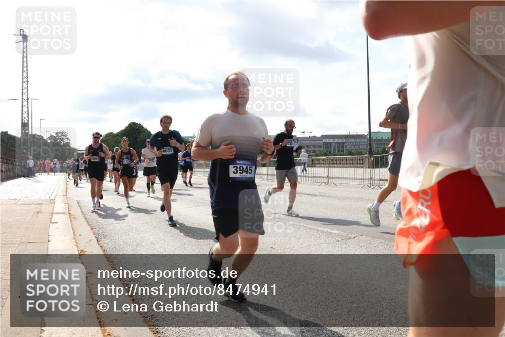29.06.2025 - hella hamburg halbmarathon Lena Gebhardt http://msf.ph/oto/8474941 29.06.2025 09:55:47 Lombardsbrücke 3073, 11733, 4601, 3945, 699, 1120, 1143, 1151, 1216, 1257, 1267, 1461, 1502, 1507, 1630, 1689, 1696, 1706, 1884, 1976, 2207, 2250, 2260, 2284, 2287, 2411, 2706, 2708, 2718, 2818, 2864, 2884, 3087, 3213, 3399, 3435, 3543, 3654, 3692, 3945, 3985, 4033, 4088, 4093, 4127, 4189, 4324, 4345, 4346, 4557, 4601, 4847, 4890, 4938, 5102, 5116, 5421, 5459, 5708, 5915, 6009, 6054, 6134, 6158, 6421, 6481, 6532, 6662, 6691, 6994, 7056, 7100, 7224, 7269, 7312, 8335 meine-sportfotos.de