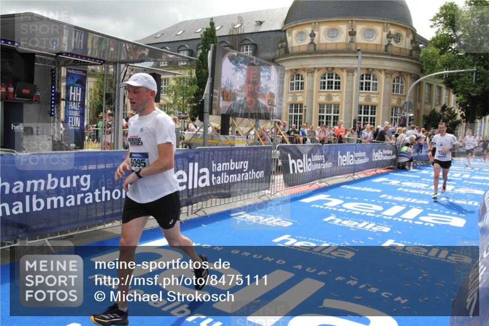 29.06.2025 - hella hamburg halbmarathon Michael Strokosch http://msf.ph/oto/8475111 29.06.2025 10:38:25 Ziel 1042, 1688, 2745, 3014, 3431, 6095, 7110, 14992, 16075, 18761 meine-sportfotos.de