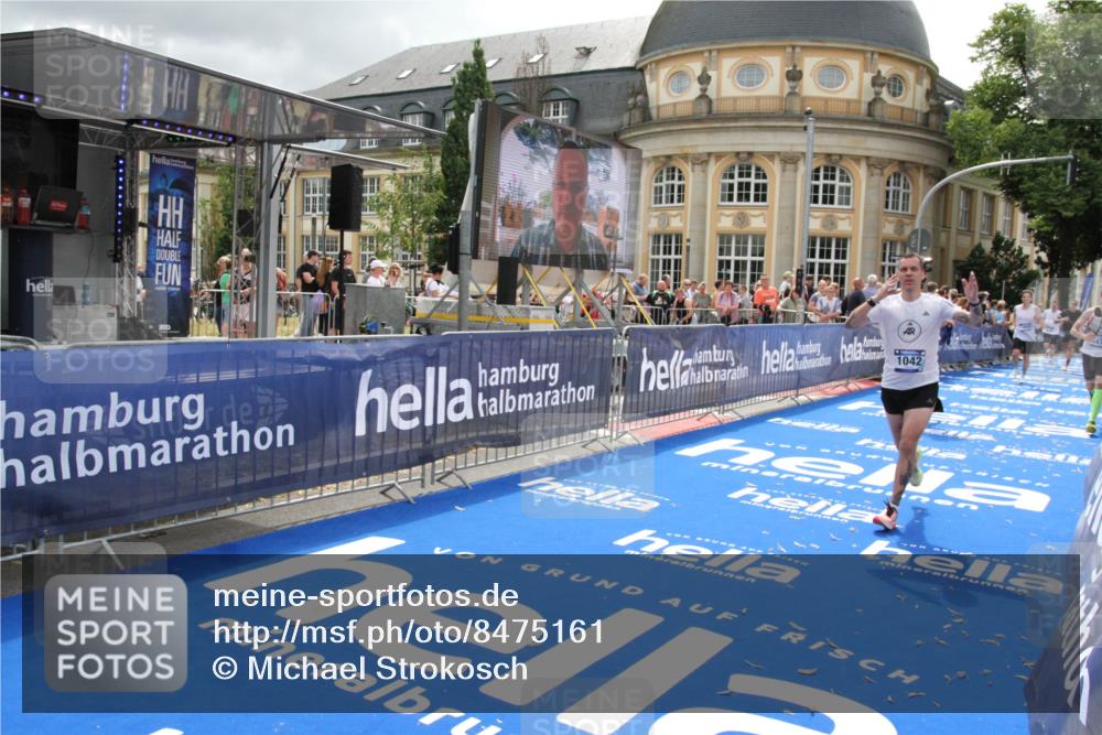 29.06.2025 - hella hamburg halbmarathon Michael Strokosch http://msf.ph/oto/8475161 29.06.2025 10:38:26 Ziel 1042, 1710, 2745, 3014, 3431, 3790, 6095, 7110, 14992, 16075, 18761 meine-sportfotos.de