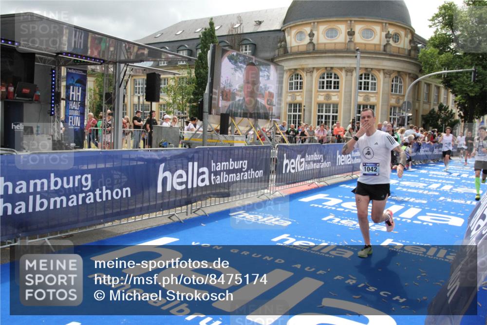 29.06.2025 - hella hamburg halbmarathon Michael Strokosch http://msf.ph/oto/8475174 29.06.2025 10:38:26 Ziel 1042, 1710, 2745, 3014, 3431, 3790, 6095, 7110, 14992, 16075, 18761 meine-sportfotos.de