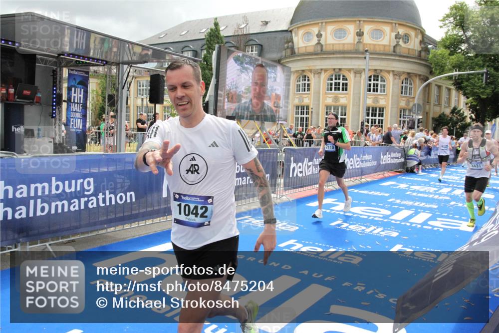 29.06.2025 - hella hamburg halbmarathon Michael Strokosch http://msf.ph/oto/8475204 29.06.2025 10:38:27 Ziel 1042, 1710, 2745, 3014, 3431, 3790, 6095, 7110, 14992, 16075, 16280, 18761 meine-sportfotos.de