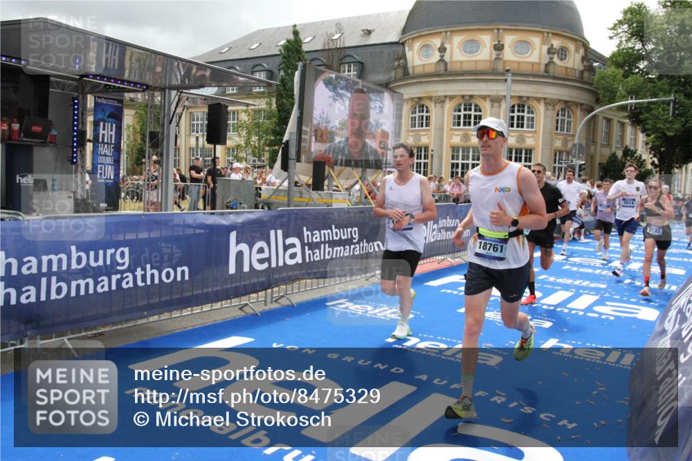 29.06.2025 - hella hamburg halbmarathon Michael Strokosch http://msf.ph/oto/8475329 29.06.2025 10:38:30 Ziel 1710, 2745, 3014, 3431, 3790, 7110, 8571, 14992, 16075, 16280, 18357, 18761 meine-sportfotos.de