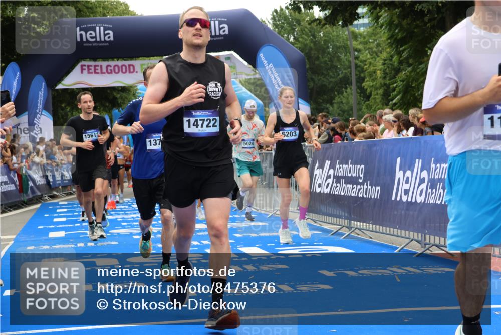 29.06.2025 - hella hamburg halbmarathon Strokosch-Dieckow http://msf.ph/oto/8475376 29.06.2025 10:47:19 Ziel 51, 1012, 2274, 2839, 2864, 2869, 5024, 5650, 6134, 6168, 6203, 6716, 7480, 8693, 9305, 10208, 10211, 10423, 11077, 11491, 11518, 13672, 13782, 14722, 15350, 15611, 15923, 16089, 16286, 16819, 17915, 18758, 18856, 18974 meine-sportfotos.de