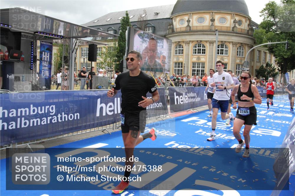 29.06.2025 - hella hamburg halbmarathon Michael Strokosch http://msf.ph/oto/8475388 29.06.2025 10:38:31 Ziel 1710, 2745, 3014, 3790, 8571, 14992, 16075, 16280, 18357, 18761 meine-sportfotos.de