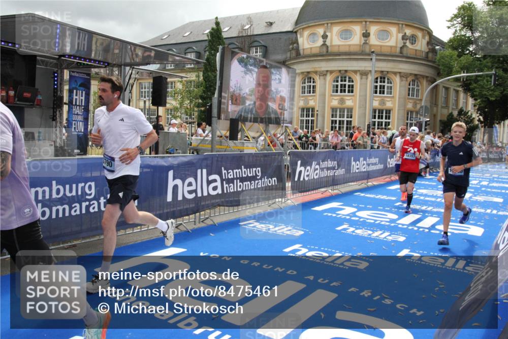 29.06.2025 - hella hamburg halbmarathon Michael Strokosch http://msf.ph/oto/8475461 29.06.2025 10:38:33 Ziel 1710, 2745, 3014, 3790, 8571, 14905, 14992, 16075, 16280, 18357 meine-sportfotos.de