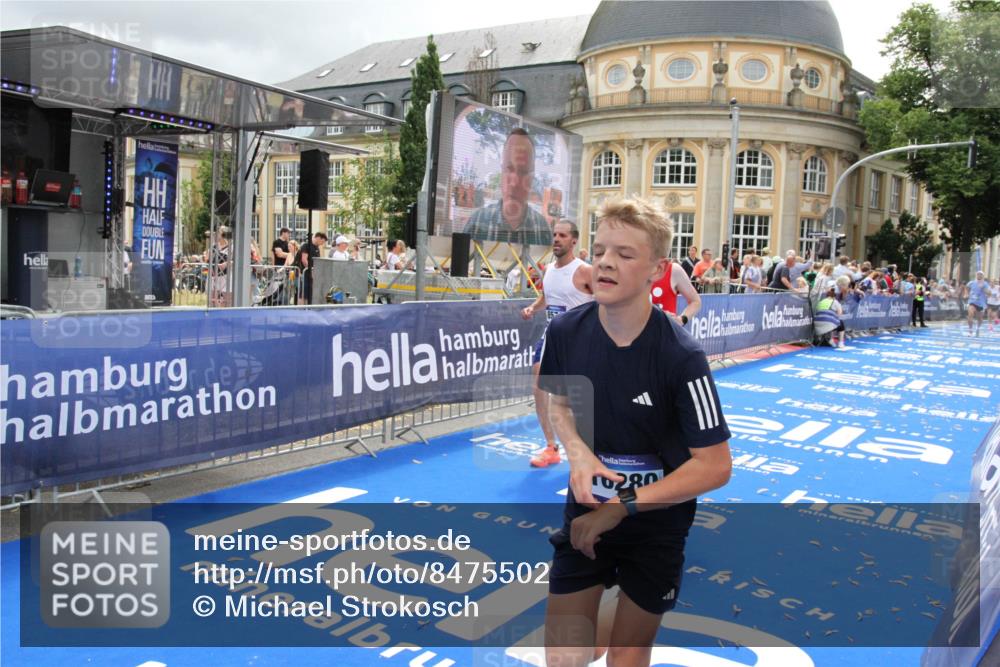 29.06.2025 - hella hamburg halbmarathon Michael Strokosch http://msf.ph/oto/8475502 29.06.2025 10:38:34 Ziel 1710, 2745, 3014, 3790, 8571, 11379, 14905, 16280, 18357 meine-sportfotos.de