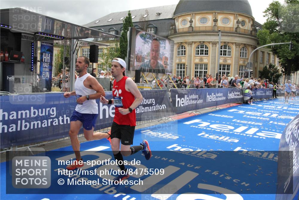 29.06.2025 - hella hamburg halbmarathon Michael Strokosch http://msf.ph/oto/8475509 29.06.2025 10:38:35 Ziel 1710, 3790, 8571, 11379, 14905, 16280, 17154, 18357 meine-sportfotos.de