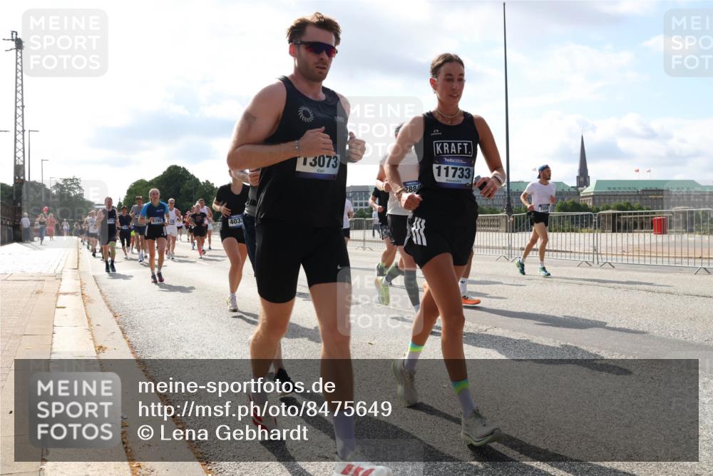 29.06.2025 - hella hamburg halbmarathon Lena Gebhardt http://msf.ph/oto/8475649 29.06.2025 09:55:50 Lombardsbrücke 1, 17, 8390, 4033, 13073, 2884, 11733, 1120, 1143, 1151, 1216, 1257, 1267, 1461, 1502, 1507, 1630, 1689, 1706, 1884, 1976, 2083, 2250, 2260, 2284, 2706, 2708, 2718, 2818, 2864, 2884, 3060, 3087, 3213, 3399, 3543, 3654, 3692, 3945, 3985, 4033, 4088, 4127, 4324, 4345, 4346, 4557, 4601, 4847, 4890, 4938, 5116, 5421, 5459, 5708, 5915, 6009, 6054, 6115, 6134, 6421, 6481, 6532, 6691, 6994, 7056, 7100, 7224, 7269, 7312, 7332, 8335 meine-sportfotos.de