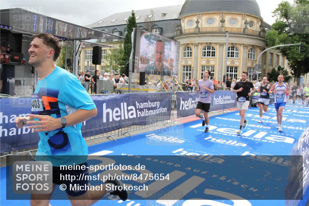 29.06.2025 - hella hamburg halbmarathon Michael Strokosch http://msf.ph/oto/8475654 29.06.2025 10:38:45 Ziel 2296, 2719, 4148, 5248, 6684, 8450, 9403, 11281, 11282, 12772, 13800, 15372, 18188, 19004 meine-sportfotos.de