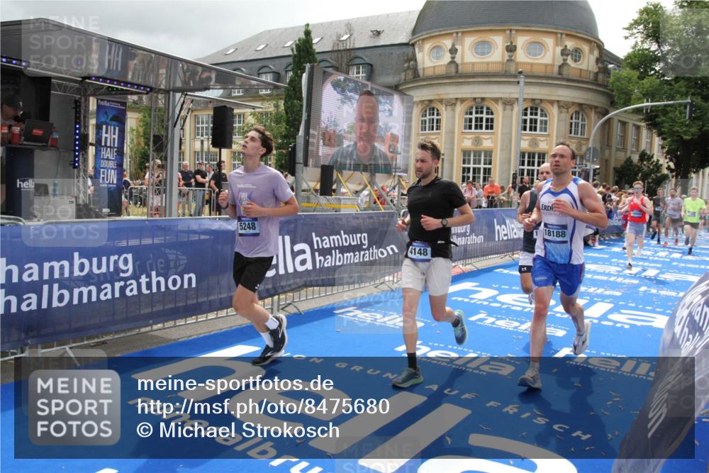 29.06.2025 - hella hamburg halbmarathon Michael Strokosch http://msf.ph/oto/8475680 29.06.2025 10:38:46 Ziel 2296, 2719, 4148, 5248, 6684, 8450, 9264, 9403, 10218, 11055, 11281, 11282, 12772, 13800, 15372, 18188, 19004 meine-sportfotos.de