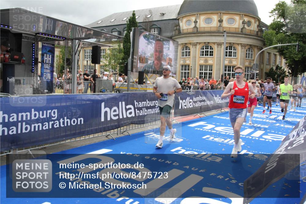 29.06.2025 - hella hamburg halbmarathon Michael Strokosch http://msf.ph/oto/8475723 29.06.2025 10:38:48 Ziel 2296, 2719, 4148, 5248, 6684, 8450, 9264, 9540, 10218, 11055, 11281, 11282, 12772, 13755, 13800, 14093, 15372, 18188, 19004 meine-sportfotos.de