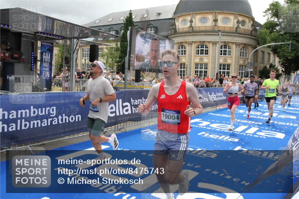 29.06.2025 - hella hamburg halbmarathon Michael Strokosch http://msf.ph/oto/8475743 29.06.2025 10:38:48 Ziel 2296, 2719, 4148, 5248, 6684, 8450, 9264, 9540, 10218, 11055, 11281, 11282, 12772, 13755, 13800, 14093, 15372, 18188, 19004 meine-sportfotos.de