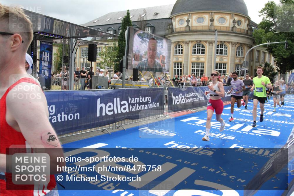 29.06.2025 - hella hamburg halbmarathon Michael Strokosch http://msf.ph/oto/8475758 29.06.2025 10:38:49 Ziel 2296, 2719, 4148, 5248, 6684, 8450, 9264, 9540, 10218, 11055, 11281, 11282, 12772, 13755, 13800, 14093, 15372, 18188, 19004 meine-sportfotos.de