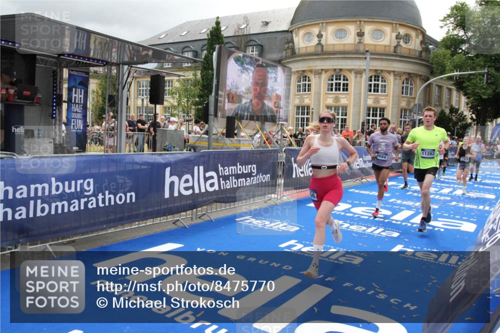 29.06.2025 - hella hamburg halbmarathon Michael Strokosch http://msf.ph/oto/8475770 29.06.2025 10:38:49 Ziel 2296, 2719, 4148, 5248, 6684, 8450, 9264, 9540, 10218, 11055, 11281, 11282, 12772, 13755, 13800, 14093, 15372, 18188, 19004 meine-sportfotos.de