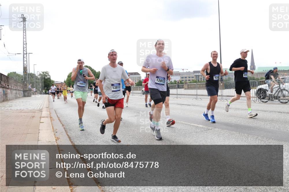 29.06.2025 - hella hamburg halbmarathon Lena Gebhardt http://msf.ph/oto/8475778 29.06.2025 10:33:15 Lombardsbrücke 18951, 12813, 12812, 859, 928, 1078, 1237, 1324, 1732, 1764, 1995, 2038, 2054, 2085, 2276, 2838, 2959, 3341, 3391, 3422, 3708, 3753, 3812, 3871, 4030, 4096, 4164, 4445, 4555, 4650, 5110, 5180, 5581, 5917, 6040, 6773, 6861, 7705, 7982, 8170, 8595, 8839, 8891, 9034, 9143, 9258, 9289, 9471, 9542, 9591, 9592, 9750, 9768, 9780, 11229, 11260, 11713, 11756, 11826, 12039, 12423, 12424, 14305, 14743, 15951 meine-sportfotos.de