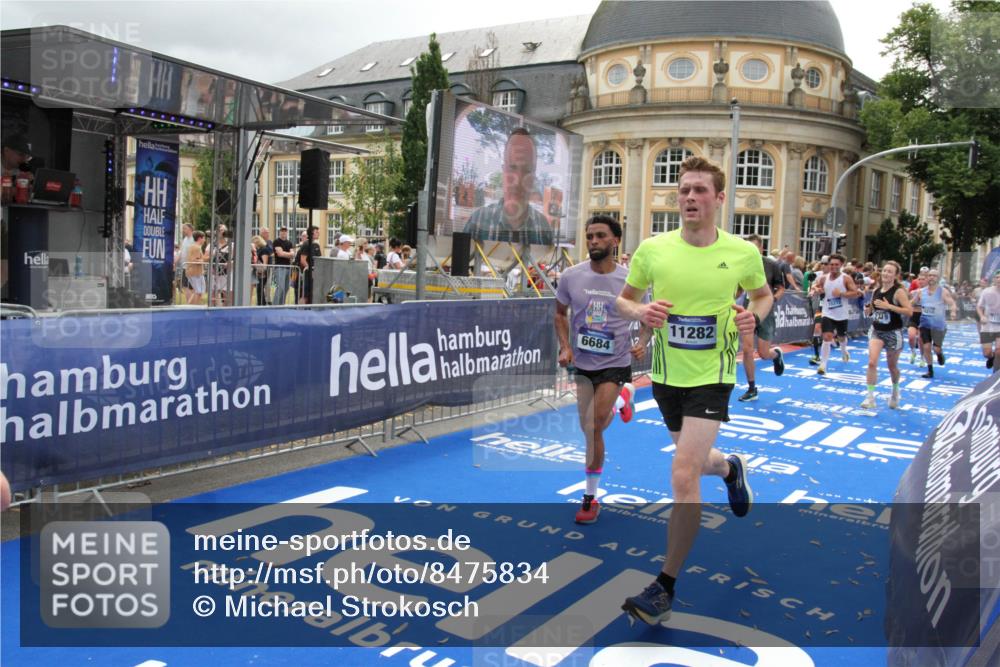 29.06.2025 - hella hamburg halbmarathon Michael Strokosch http://msf.ph/oto/8475834 29.06.2025 10:38:50 Ziel 2296, 2719, 6684, 8450, 9264, 9540, 10218, 11055, 11281, 11282, 13755, 13800, 14093, 15372, 19004 meine-sportfotos.de