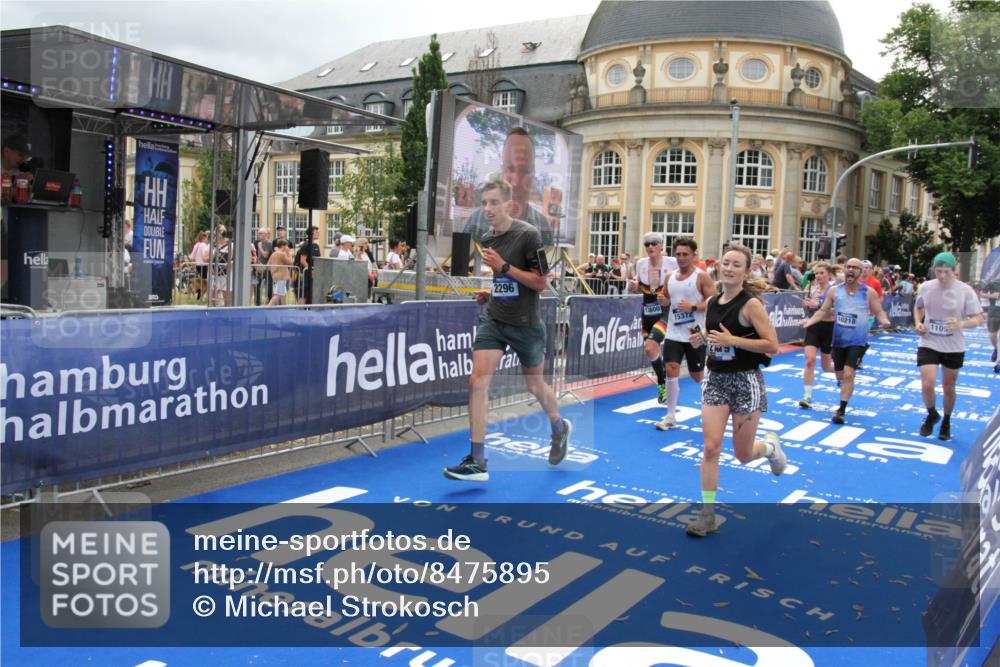 29.06.2025 - hella hamburg halbmarathon Michael Strokosch http://msf.ph/oto/8475895 29.06.2025 10:38:51 Ziel 2296, 2719, 6684, 8450, 9264, 9540, 10218, 11055, 11281, 11282, 13755, 13800, 14093, 15372 meine-sportfotos.de