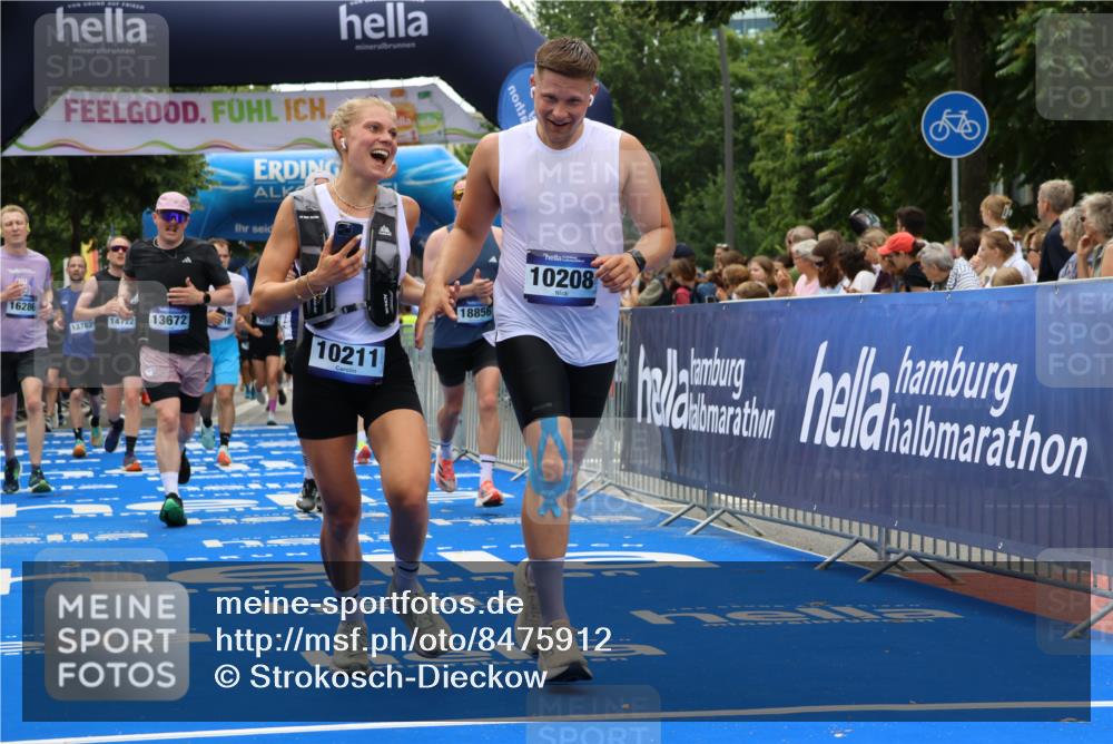 29.06.2025 - hella hamburg halbmarathon Strokosch-Dieckow http://msf.ph/oto/8475912 29.06.2025 10:47:13 Ziel 2623, 2864, 4093, 5024, 6134, 6168, 6203, 6373, 6716, 7480, 7908, 10208, 10211, 11518, 12579, 13007, 13672, 13782, 14722, 15611, 15684, 16286, 17718, 17915, 18856 meine-sportfotos.de