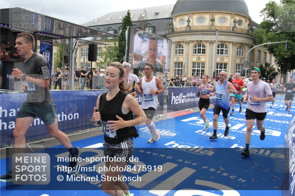 29.06.2025 - hella hamburg halbmarathon Michael Strokosch http://msf.ph/oto/8475919 29.06.2025 10:38:52 Ziel 2296, 2719, 3783, 6684, 9264, 9540, 10218, 11055, 11282, 13755, 13800, 14093, 15257, 15372, 17722 meine-sportfotos.de