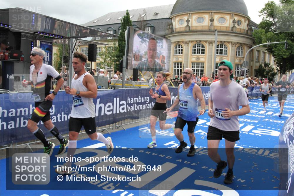 29.06.2025 - hella hamburg halbmarathon Michael Strokosch http://msf.ph/oto/8475948 29.06.2025 10:38:53 Ziel 2296, 2719, 2980, 3783, 8958, 9264, 9540, 10218, 11055, 13755, 13800, 14093, 15257, 15372, 17722 meine-sportfotos.de