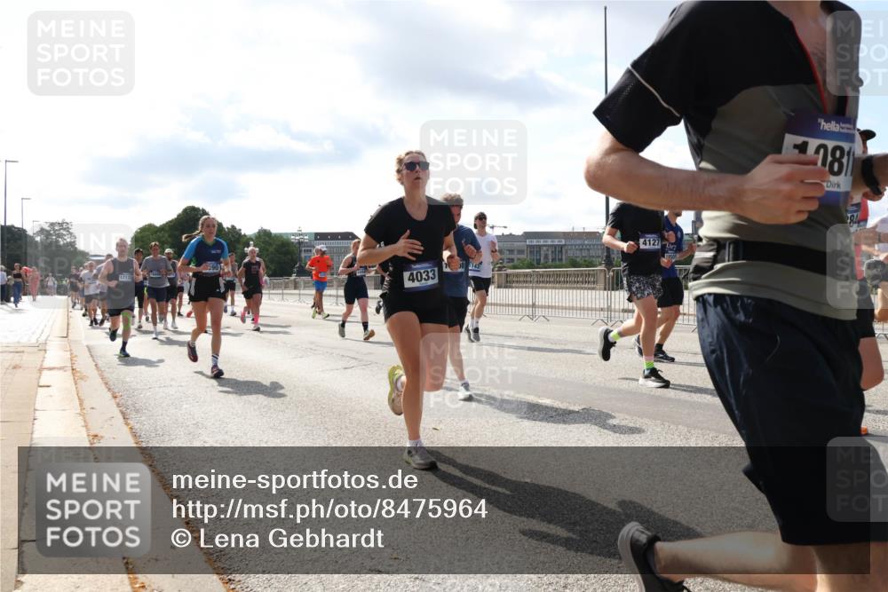 29.06.2025 - hella hamburg halbmarathon Lena Gebhardt http://msf.ph/oto/8475964 29.06.2025 09:55:51 Lombardsbrücke 390, 17173, 4033, 8, 143, 4127, 181, 84, 1120, 1143, 1151, 1216, 1257, 1267, 1461, 1502, 1507, 1630, 1689, 1706, 1884, 1976, 2083, 2250, 2260, 2284, 2706, 2708, 2718, 2818, 2864, 2884, 3060, 3087, 3213, 3399, 3543, 3654, 3692, 3945, 3985, 4033, 4088, 4127, 4324, 4345, 4346, 4557, 4601, 4847, 4890, 4938, 5116, 5421, 5459, 5708, 5915, 6009, 6054, 6115, 6134, 6421, 6481, 6532, 6691, 6994, 7056, 7100, 7224, 7269, 7312, 7332, 8335, 8989 meine-sportfotos.de