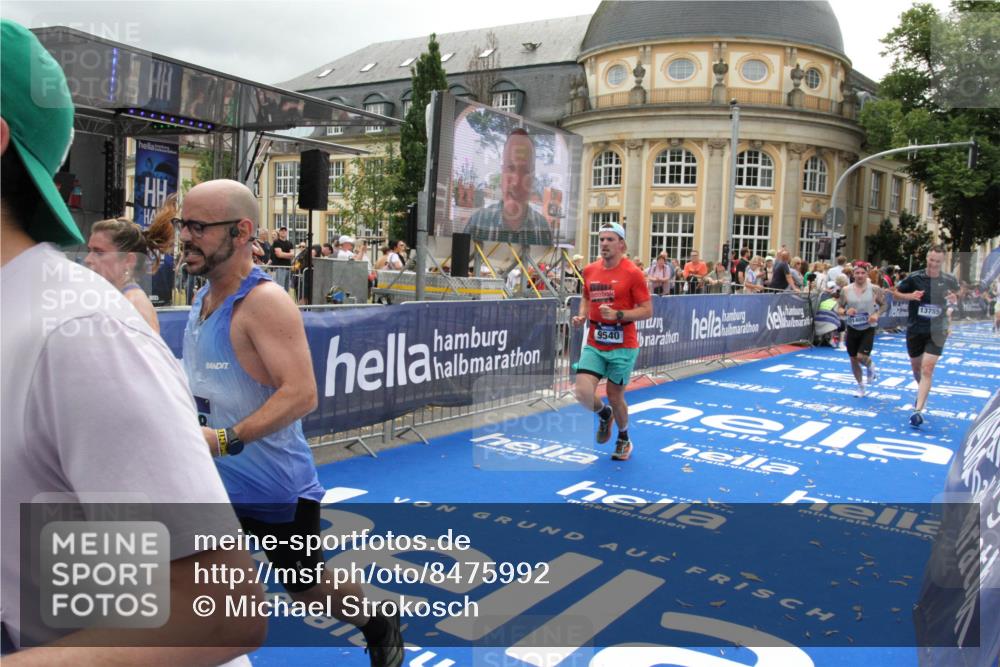 29.06.2025 - hella hamburg halbmarathon Michael Strokosch http://msf.ph/oto/8475992 29.06.2025 10:38:53 Ziel 2296, 2719, 2980, 3783, 8958, 9264, 9540, 10218, 11055, 13755, 13800, 14093, 15257, 15372, 17722 meine-sportfotos.de
