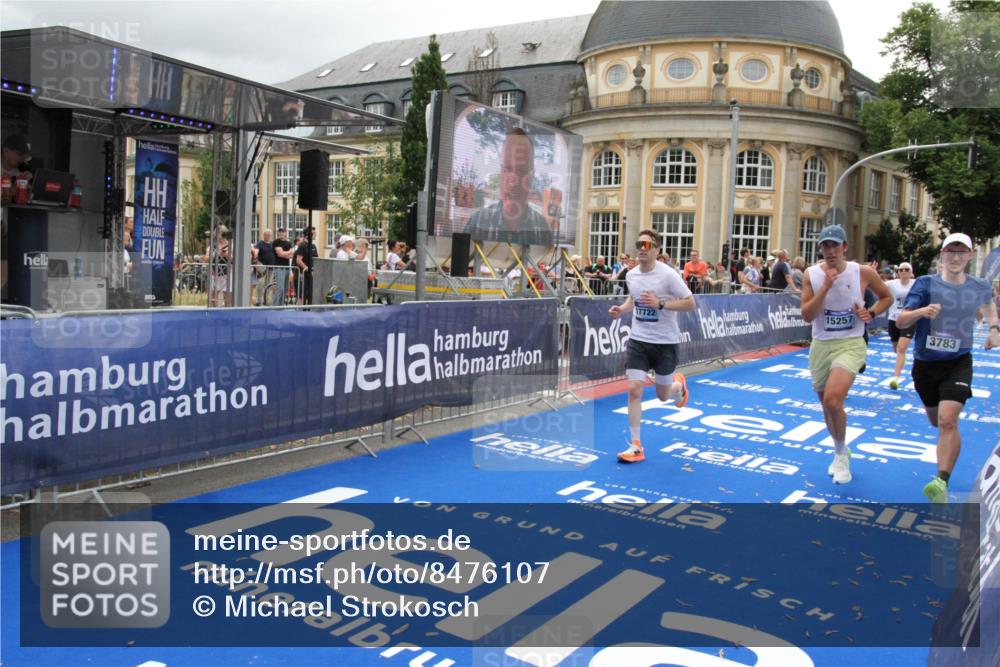 29.06.2025 - hella hamburg halbmarathon Michael Strokosch http://msf.ph/oto/8476107 29.06.2025 10:38:58 Ziel 2980, 3136, 3783, 8958, 13137, 15257, 15561, 15873, 17722 meine-sportfotos.de