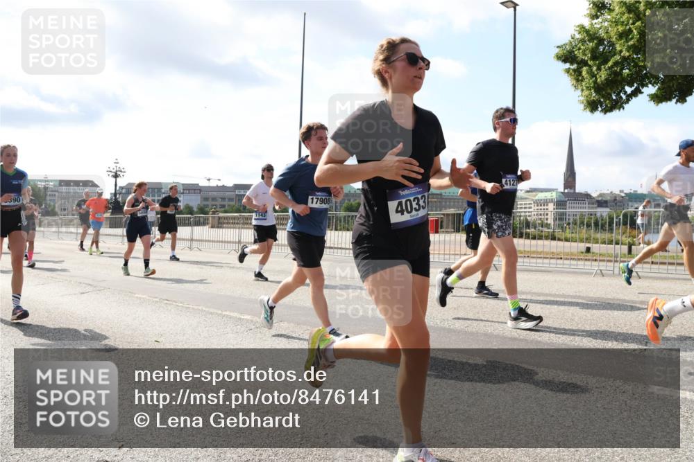 29.06.2025 - hella hamburg halbmarathon Lena Gebhardt http://msf.ph/oto/8476141 29.06.2025 09:55:51 Lombardsbrücke 390, 17908, 4033, 4127, 1120, 1143, 1151, 1216, 1257, 1267, 1461, 1502, 1507, 1630, 1689, 1706, 1884, 1976, 2083, 2250, 2260, 2284, 2706, 2708, 2718, 2818, 2864, 2884, 3060, 3087, 3213, 3399, 3543, 3654, 3692, 3945, 3985, 4033, 4088, 4127, 4324, 4345, 4346, 4557, 4601, 4847, 4890, 4938, 5116, 5421, 5459, 5708, 5915, 6009, 6054, 6115, 6134, 6421, 6481, 6532, 6691, 6994, 7056, 7100, 7224, 7269, 7312, 7332, 8335, 8989 meine-sportfotos.de