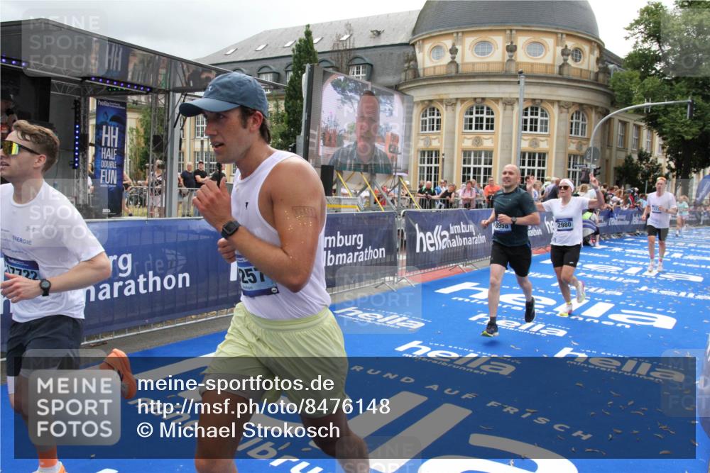 29.06.2025 - hella hamburg halbmarathon Michael Strokosch http://msf.ph/oto/8476148 29.06.2025 10:38:59 Ziel 2980, 3136, 3783, 6682, 8958, 11447, 13137, 15257, 15561, 15873, 17722 meine-sportfotos.de