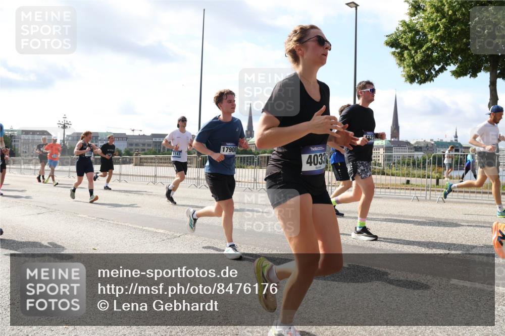 29.06.2025 - hella hamburg halbmarathon Lena Gebhardt http://msf.ph/oto/8476176 29.06.2025 09:55:51 Lombardsbrücke 17908, 4348, 4033, 4127, 1120, 1143, 1151, 1216, 1257, 1267, 1461, 1502, 1507, 1630, 1689, 1706, 1884, 1976, 2083, 2250, 2260, 2284, 2706, 2708, 2718, 2818, 2864, 2884, 3060, 3087, 3213, 3399, 3543, 3654, 3692, 3945, 3985, 4033, 4088, 4127, 4324, 4345, 4346, 4557, 4601, 4847, 4890, 4938, 5116, 5421, 5459, 5708, 5915, 6009, 6054, 6115, 6134, 6421, 6481, 6532, 6691, 6994, 7056, 7100, 7224, 7269, 7312, 7332, 8335, 8989 meine-sportfotos.de