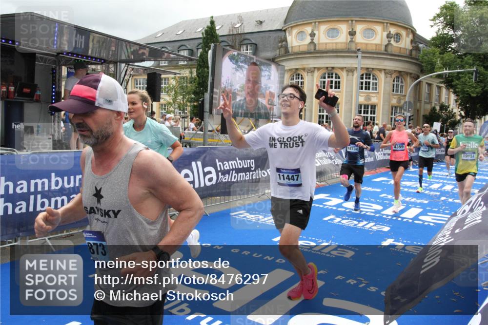 29.06.2025 - hella hamburg halbmarathon Michael Strokosch http://msf.ph/oto/8476297 29.06.2025 10:39:06 Ziel 1164, 1445, 1803, 2262, 3136, 4359, 4759, 6682, 6686, 6687, 11447, 11619, 12137, 15561, 15873, 16820, 18734, 19151 meine-sportfotos.de