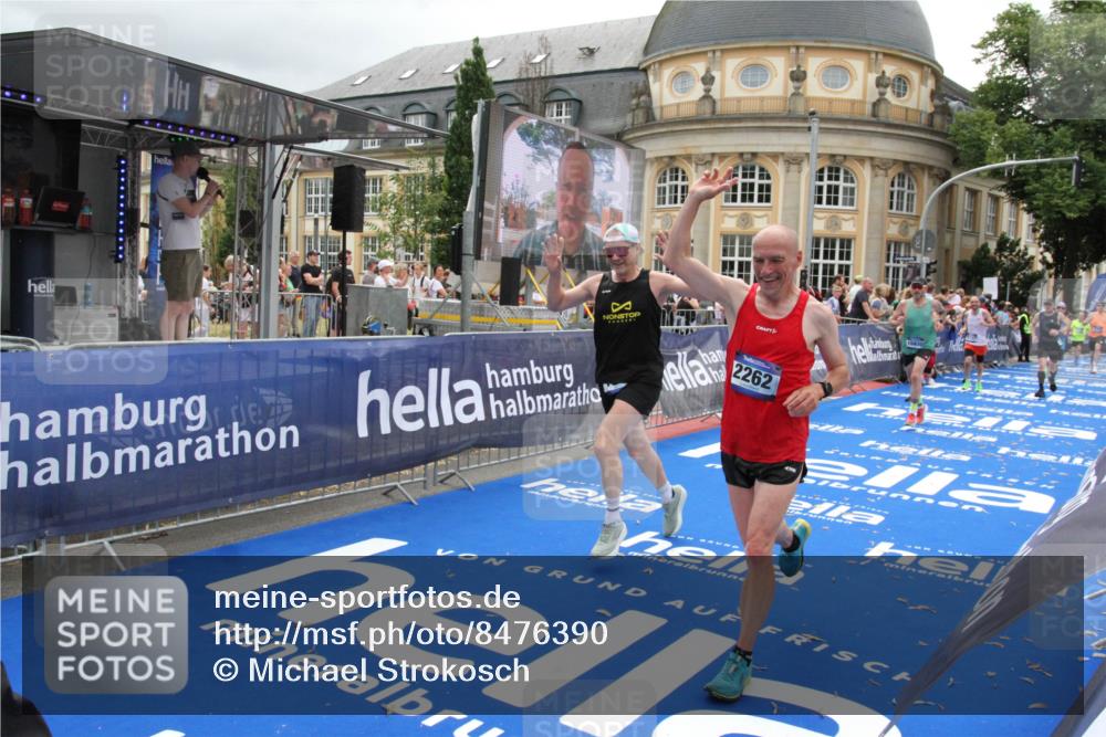 29.06.2025 - hella hamburg halbmarathon Michael Strokosch http://msf.ph/oto/8476390 29.06.2025 10:39:09 Ziel 1164, 1445, 1803, 2262, 4359, 4759, 6686, 6687, 11619, 12137, 15556, 16656, 16820, 18547, 18734, 19151 meine-sportfotos.de
