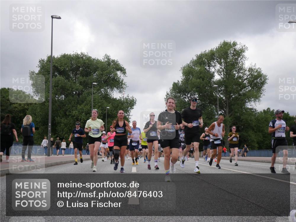 29.06.2025 - hella hamburg halbmarathon Luisa Fischer http://msf.ph/oto/8476403 29.06.2025 10:47:10 Kennedybrücke 13748, 12654, 4627, 12792, 18318, 497, 16, 11955, 16358, 13705, 12520, 2343, 5214, 5649, 6096, 6931, 7197, 8504, 9704 meine-sportfotos.de