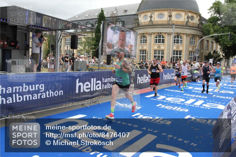 29.06.2025 - hella hamburg halbmarathon Michael Strokosch http://msf.ph/oto/8476407 29.06.2025 10:39:11 Ziel 1445, 1803, 2262, 3282, 4759, 6686, 6687, 11619, 12137, 15556, 16656, 16820, 18149, 18547 meine-sportfotos.de