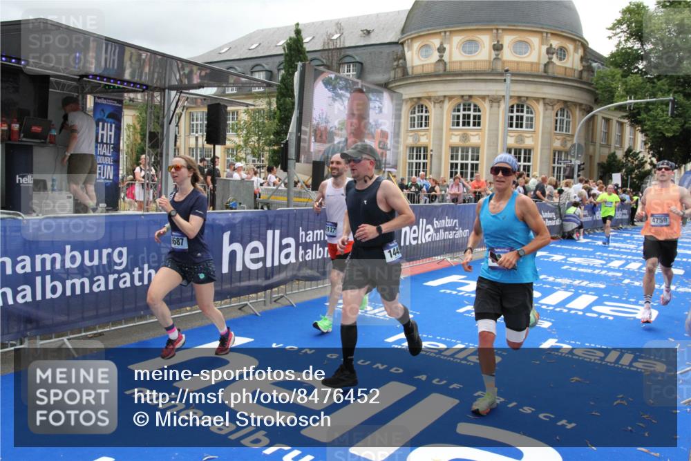 29.06.2025 - hella hamburg halbmarathon Michael Strokosch http://msf.ph/oto/8476452 29.06.2025 10:39:12 Ziel 1445, 3282, 4759, 6686, 6687, 11305, 11619, 12137, 13729, 15556, 16656, 16820, 17668, 18149, 18547 meine-sportfotos.de