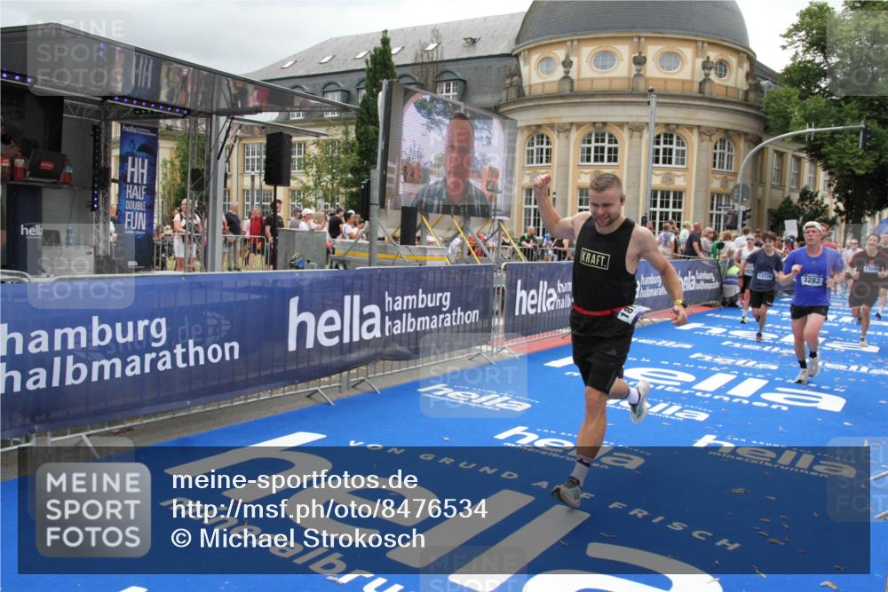 29.06.2025 - hella hamburg halbmarathon Michael Strokosch http://msf.ph/oto/8476534 29.06.2025 10:39:17 Ziel 2044, 3282, 4565, 5752, 8319, 8925, 11305, 12046, 13479, 13729, 14311, 15556, 16656, 17646, 17668, 18149, 18547 meine-sportfotos.de