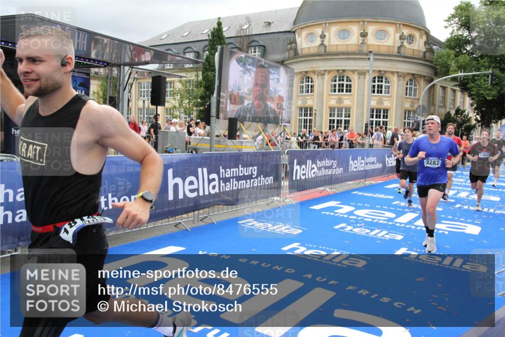 29.06.2025 - hella hamburg halbmarathon Michael Strokosch http://msf.ph/oto/8476555 29.06.2025 10:39:18 Ziel 2044, 3282, 4565, 5752, 8319, 8925, 11305, 12046, 13479, 13729, 14311, 17646, 17668, 18149, 18547 meine-sportfotos.de