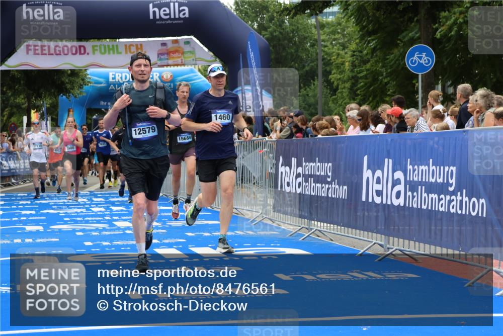 29.06.2025 - hella hamburg halbmarathon Strokosch-Dieckow http://msf.ph/oto/8476561 29.06.2025 10:47:04 Ziel 1460, 1689, 2623, 4093, 4377, 5472, 6373, 6700, 7908, 9794, 10122, 12579, 13007, 13728, 14415, 14449, 14594, 14783, 15684, 15825, 16081, 17718, 17979 meine-sportfotos.de